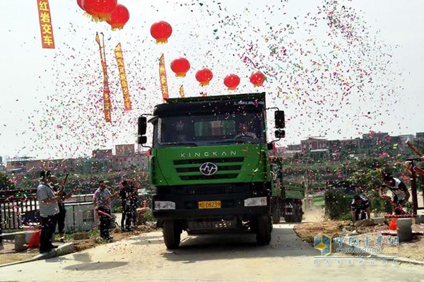 SAIC Hongyan Takes Delivery of Its First Construction Trucks to Xiamen City