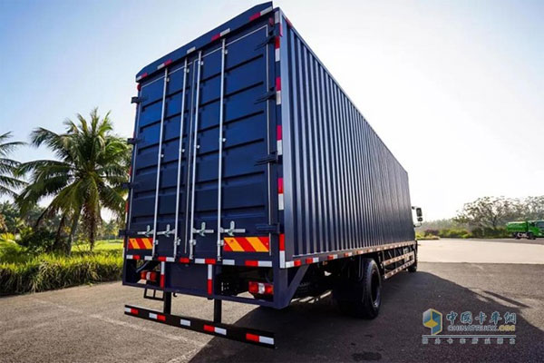 SAIC Hongyan Genpaw 4X2 Cargo Truck Targets Inter-city Logistic Market